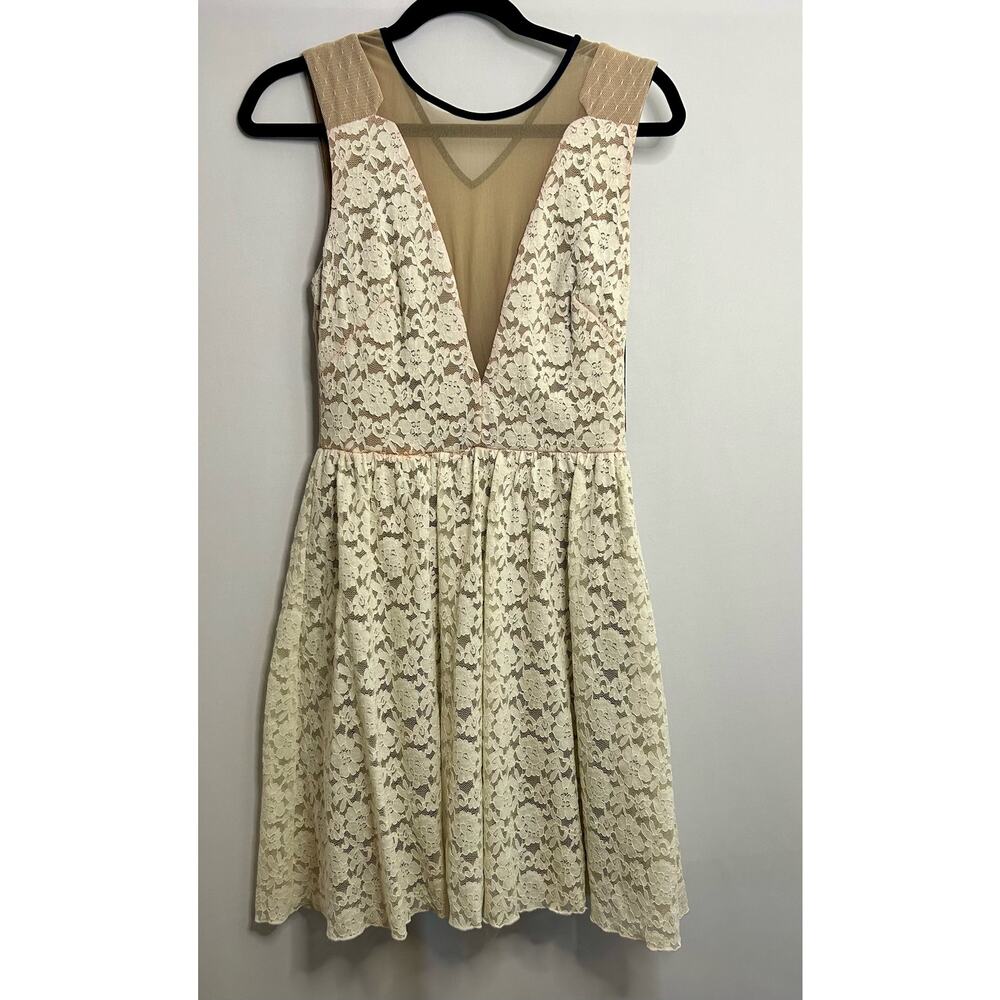 ABS Allen Schwartz Ivory Lace Dress. Size 6. New with tags and small flaw.